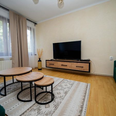 Cozy One-Bedroom Apartment Near City Center SJJ Buitenkant foto